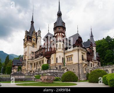 Château de Peles, Roumanie : 15 juin 2023 : spectaculaire château de Peles situé à Sinaia, Roumanie. Château néo-Renaissance dans les Carpates Banque D'Images