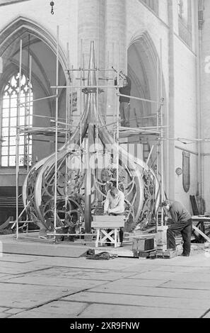 Travail sur l'oignon de la Grote ou de Sint-Bavokerk, tapotant les spinnacles au plomb, Grote Kerk Haarlem, églises Bavokerk, travail, Haarlem, Grote Markt, pays-Bas, 02-02-1965, Whizgle Dutch News : des images historiques sur mesure pour l'avenir. Explorez le passé néerlandais avec des perspectives modernes grâce à des images d'agences néerlandaises. Concilier les événements d'hier avec les perspectives de demain. Embarquez pour un voyage intemporel avec des histoires qui façonnent notre avenir. Banque D'Images