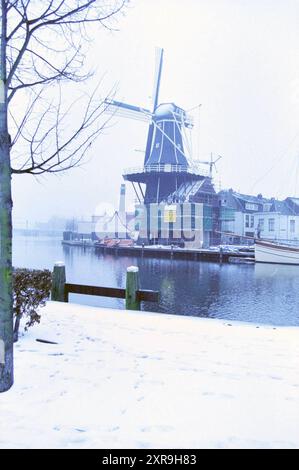 Mill de Adriaan in Snow, Haarlem, pays-Bas, 21-01-2001, Whizgle Dutch News : des images historiques sur mesure pour l'avenir. Explorez le passé néerlandais avec des perspectives modernes grâce à des images d'agences néerlandaises. Concilier les événements d'hier avec les perspectives de demain. Embarquez pour un voyage intemporel avec des histoires qui façonnent notre avenir. Banque D'Images