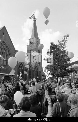 Réouverture de Maartenskerk, Hillegom (lâcher des ballons devant l'église), Whizgle Dutch News : images historiques sur mesure pour l'avenir. Explorez le passé néerlandais avec des perspectives modernes grâce à des images d'agences néerlandaises. Concilier les événements d'hier avec les perspectives de demain. Embarquez pour un voyage intemporel avec des histoires qui façonnent notre avenir. Banque D'Images