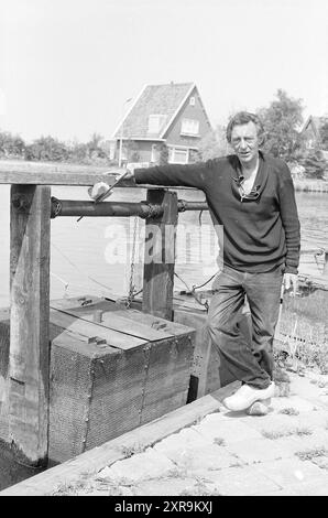 Mr. van Egmond, pêcheur, Nw. Wetering, Visserij et al., poissonniers, pêche, Nieuwe Wetering, 07-07-1987, Whizgle Dutch News : des images historiques sur mesure pour l'avenir. Explorez le passé néerlandais avec des perspectives modernes grâce à des images d'agences néerlandaises. Concilier les événements d'hier avec les perspectives de demain. Embarquez pour un voyage intemporel avec des histoires qui façonnent notre avenir. Banque D'Images