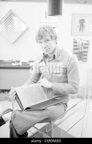 Frans Hartong avec livre de verre, vitraux, verrerie, verre en général, personnes, 20-03-1981, Whizgle Dutch News : des images historiques sur mesure pour l'avenir. Explorez le passé néerlandais avec des perspectives modernes grâce à des images d'agences néerlandaises. Concilier les événements d'hier avec les perspectives de demain. Embarquez pour un voyage intemporel avec des histoires qui façonnent notre avenir. Banque D'Images