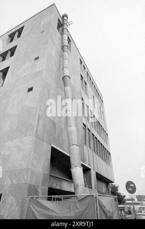 Chute d'ordures au bureau de poste d'IJmuiden, PTT, services postaux, poste de la ville, travaux, IJmuiden, pays-Bas, 13-09-1984, Whizgle Dutch News : des images historiques sur mesure pour l'avenir. Explorez le passé néerlandais avec des perspectives modernes grâce à des images d'agences néerlandaises. Concilier les événements d'hier avec les perspectives de demain. Embarquez pour un voyage intemporel avec des histoires qui façonnent notre avenir. Banque D'Images