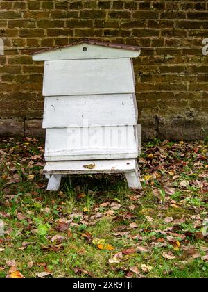 Jardin clos du prieuré Norton avec ruche de style traditionnel. Banque D'Images