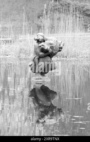 Sculpture 'Leda et le cygne' par Nic. Jonque dans le parc Velserbeek, Velsen, 21-04-1994, Whizgle Dutch News : images historiques sur mesure pour l'avenir. Explorez le passé néerlandais avec des perspectives modernes grâce à des images d'agences néerlandaises. Concilier les événements d'hier avec les perspectives de demain. Embarquez pour un voyage intemporel avec des histoires qui façonnent notre avenir. Banque D'Images
