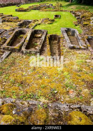 Sépultures en ruine médiévale dans le parc du prieuré Norton. Banque D'Images