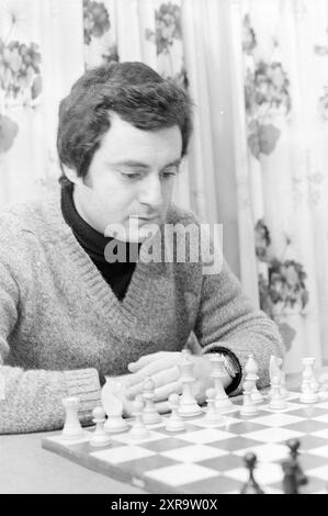 Portraits Blast Furnace Chess Tournament., Blast Furnace Chess Tournament, 16-01-1976, Whizgle Dutch News : images historiques adaptées pour l'avenir. Explorez le passé néerlandais avec des perspectives modernes grâce à des images d'agences néerlandaises. Concilier les événements d'hier avec les perspectives de demain. Embarquez pour un voyage intemporel avec des histoires qui façonnent notre avenir. Banque D'Images