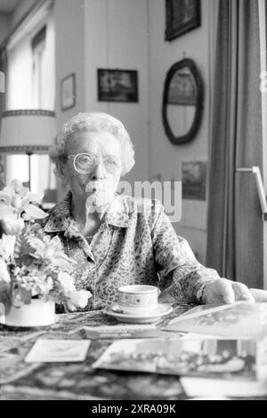 MRS Perry 100 ans à la maison Wildhoef, centenaires, cent ans, 06-05-1988, Whizgle Dutch News : images historiques sur mesure pour l'avenir. Explorez le passé néerlandais avec des perspectives modernes grâce à des images d'agences néerlandaises. Concilier les événements d'hier avec les perspectives de demain. Embarquez pour un voyage intemporel avec des histoires qui façonnent notre avenir. Banque D'Images