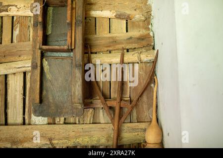 Vieux râteau et un autre outil paysan antique. Photo de haute qualité Banque D'Images