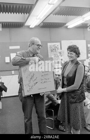 Adieu Mr. Wetzelaar sur IJmuider courant, People Newspaper and magazines, 03-12-1976, Whizgle Dutch News : images historiques adaptées pour l'avenir. Explorez le passé néerlandais avec des perspectives modernes grâce à des images d'agences néerlandaises. Concilier les événements d'hier avec les perspectives de demain. Embarquez pour un voyage intemporel avec des histoires qui façonnent notre avenir. Banque D'Images