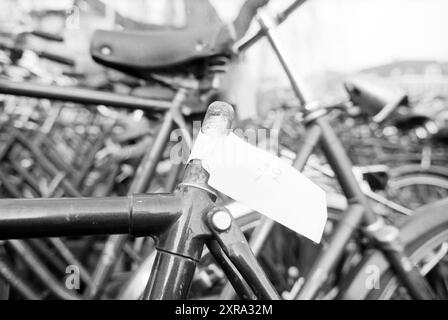 Vélos tractés, 05-02-1992, Whizgle Dutch News : images historiques adaptées pour l'avenir. Explorez le passé néerlandais avec des perspectives modernes grâce à des images d'agences néerlandaises. Concilier les événements d'hier avec les perspectives de demain. Embarquez pour un voyage intemporel avec des histoires qui façonnent notre avenir. Banque D'Images