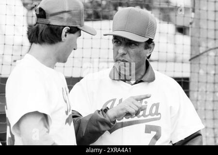 Manager Italie, Ambrossionie, Championnats du monde de baseball 1986, 21-07-1986, Whizgle Dutch News : des images historiques sur mesure pour l'avenir. Explorez le passé néerlandais avec des perspectives modernes grâce à des images d'agences néerlandaises. Concilier les événements d'hier avec les perspectives de demain. Embarquez pour un voyage intemporel avec des histoires qui façonnent notre avenir. Banque D'Images