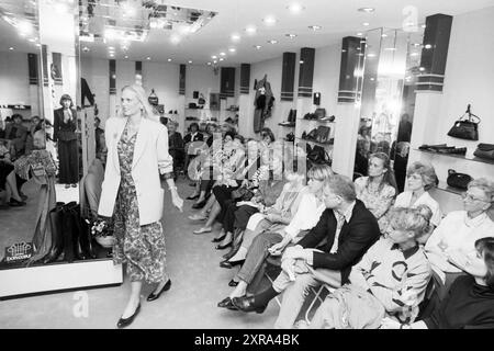 Défilé bon loeur Heemstede., Fashion, Heemstede, pays-Bas, 11-09-1989, Whizgle Dutch News : des images historiques sur mesure pour l'avenir. Explorez le passé néerlandais avec des perspectives modernes grâce à des images d'agences néerlandaises. Concilier les événements d'hier avec les perspectives de demain. Embarquez pour un voyage intemporel avec des histoires qui façonnent notre avenir. Banque D'Images