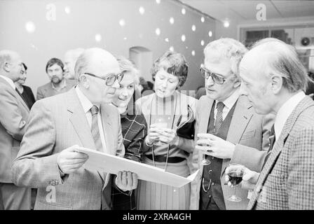 Louange Mr. van Dijk et Mr. Wisse, Cross Association, Haarlem, Huldiging, Cross Societies, Haarlem, pays-Bas, 15-02-1980, Whizgle Dutch News : des images historiques sur mesure pour l'avenir. Explorez le passé néerlandais avec des perspectives modernes grâce à des images d'agences néerlandaises. Concilier les événements d'hier avec les perspectives de demain. Embarquez pour un voyage intemporel avec des histoires qui façonnent notre avenir. Banque D'Images