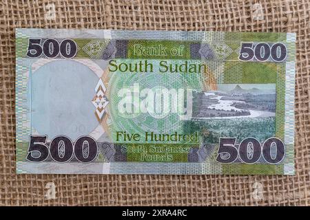 Verso de billet de cinq cents livres sud-soudanais représentant le Nil. 500 Note du Soudan du Sud sur fond de jute Banque D'Images