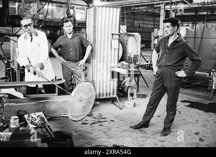 Visite soufflage de verre, vitrail, soufflage de verre, verre en général, 14-06-1967, Whizgle Dutch News : des images historiques sur mesure pour l'avenir. Explorez le passé néerlandais avec des perspectives modernes grâce à des images d'agences néerlandaises. Concilier les événements d'hier avec les perspectives de demain. Embarquez pour un voyage intemporel avec des histoires qui façonnent notre avenir. Banque D'Images