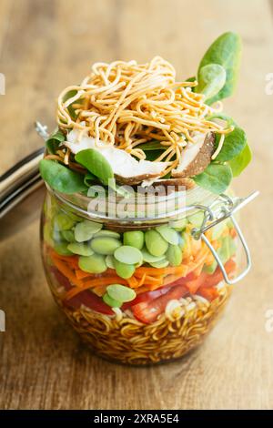 Salade asiatique dans Un pot Banque D'Images