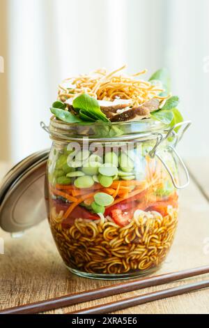 Salade asiatique dans Un pot Banque D'Images