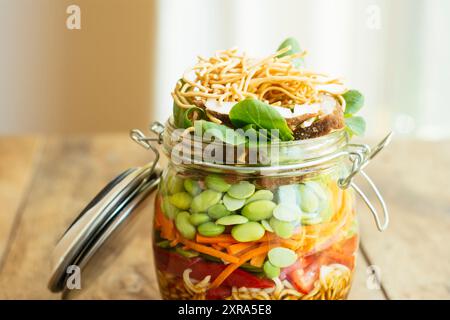 Salade asiatique dans Un pot Banque D'Images