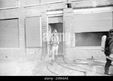 Incendie de maison vacante, Alkmaarseweg, B'wijk, incendies, pompiers, Beverwijk, Alkmaarseweg, pays-Bas, 15-10-1975, Whizgle Dutch News : des images historiques sur mesure pour l'avenir. Explorez le passé néerlandais avec des perspectives modernes grâce à des images d'agences néerlandaises. Concilier les événements d'hier avec les perspectives de demain. Embarquez pour un voyage intemporel avec des histoires qui façonnent notre avenir. Banque D'Images