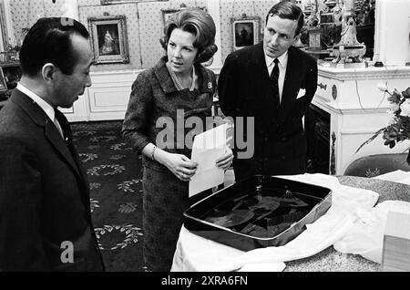 Offrir des cadeaux à la princesse Beatrix et au prince Claus, Kon. Visites et réceptions, personnes, funérailles, 26-02-1966, Whizgle Dutch News : images historiques sur mesure pour l'avenir. Explorez le passé néerlandais avec des perspectives modernes grâce à des images d'agences néerlandaises. Concilier les événements d'hier avec les perspectives de demain. Embarquez pour un voyage intemporel avec des histoires qui façonnent notre avenir. Banque D'Images