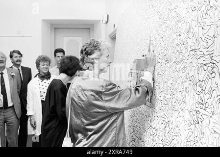 Ouverture de l'hôtel de ville par le ministre Lubbers dévoilement de la peinture grande église, Haarlem ville ouverte protester contre les centres communautaires pendant Haarlem jour de la classe des enfants dans le journal au ministre Lubbers, Haarlem, ouverture, ouvertures, inauguration, hôtel de ville de Haarlem, Haarlem, Grote Markt, pays-Bas, 21-06-1986, Whizgle Dutch News : des images historiques sur mesure pour l'avenir. Explorez le passé néerlandais avec des perspectives modernes grâce à des images d'agences néerlandaises. Concilier les événements d'hier avec les perspectives de demain. Embarquez pour un voyage intemporel avec des histoires qui façonnent notre avenir. Banque D'Images
