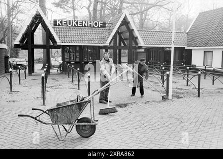 Travail final avant l'ouverture, domaine de la Fondation Keukenhof à lisse, Stationsweg, 27-03-1988, Whizgle Dutch News : images historiques sur mesure pour l'avenir. Explorez le passé néerlandais avec des perspectives modernes grâce à des images d'agences néerlandaises. Concilier les événements d'hier avec les perspectives de demain. Embarquez pour un voyage intemporel avec des histoires qui façonnent notre avenir. Banque D'Images