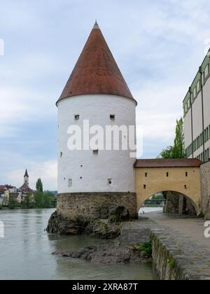 Passau, Germay - 15 avril 2024 : Tour Schaibling un jour nuageux au printemps, River Inn, pont Banque D'Images