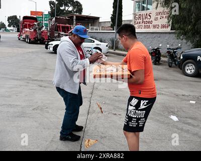 Chalco, Mexique. 08 août 2024. Lors du blocus sur l'autoroute Mexique - Puebla, certaines personnes ont donné de la nourriture à des conducteurs de remorques pour mieux passer les heures qu'ils étaient coincés dans le blocus le 8 août 2024 à Chalco, dans l'État de Mexico. (Photo de Josue Perez/Sipa USA ) crédit : Sipa USA/Alamy Live News Banque D'Images