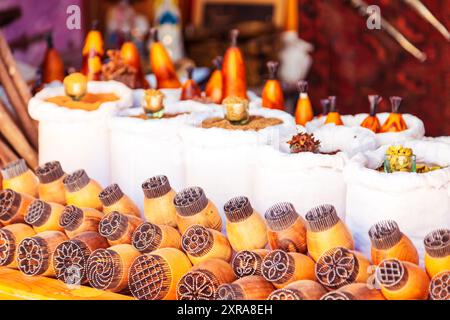 Souvenirs dans les dômes commerciaux. Boukhara, Ouzbékistan - 18 juillet 2024 Banque D'Images