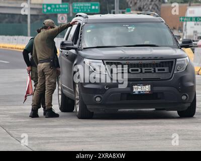 Chalco, Mexique. 08 août 2024. Le péage San Marcos sur l'autoroute Mexico-Puebla reste bloqué à Río Frío par l'ejidatarios d'Ignacio López Rayón à Puebla pendant des périodes de deux heures de fermeture et de deux heures d'ouverture; cela est dû au manque de paiement des terres ejidales par le gouvernement il y a soixante ans; ce qui a provoqué le chaos automobile sur ce tronçon de l'autoroute pendant près de trois jours consécutifs pour les résidents des zones voisines de Puebla, les piétons et les camions de marchandises le 8 août 2024 à Chalco, État du Mexique. (Photo de Josue Perez/Sipa USA) crédit : Sipa USA/Alamy Live News Banque D'Images