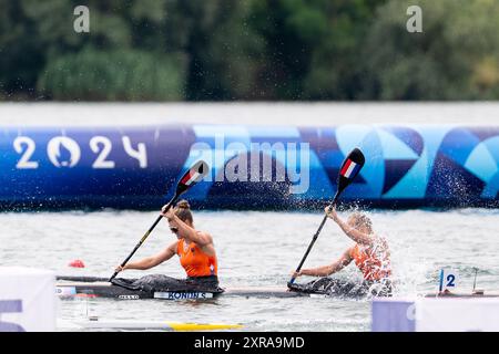 PARIS, FRANCE - 9 AOÛT : Selma Konijn, des pays-Bas, et Ruth Vorsselman, des pays-Bas, en compétition dans la finale de kayak double 500m féminine lors du jour 14 de canoë Sprint - Jeux Olympiques Paris 2024 au stade nautique de Vaires-sur-Marne le 9 août 2024 à Paris, France. (Photo de Joris Verwijst/BSR Agency) Banque D'Images