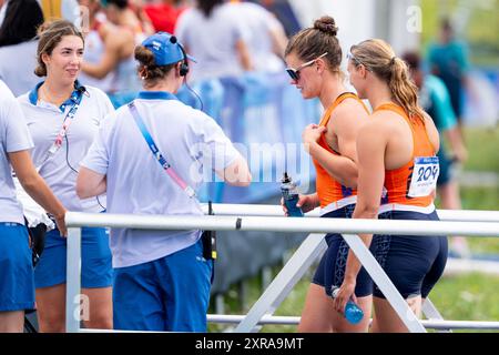 PARIS, FRANCE - 9 AOÛT : Selma Konijn, des pays-Bas, et Ruth Vorsselman, des pays-Bas, après avoir participé à la finale de kayak double 500m féminine lors du jour 14 de canoë Sprint - Jeux Olympiques Paris 2024 au stade nautique de Vaires-sur-Marne le 9 août 2024 à Paris, France. (Photo de Joris Verwijst/BSR Agency) Banque D'Images