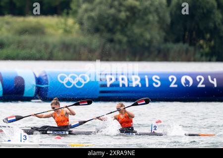 PARIS, FRANCE - 9 AOÛT : Selma Konijn, des pays-Bas, et Ruth Vorsselman, des pays-Bas, en compétition dans la finale de kayak double 500m féminine lors du jour 14 de canoë Sprint - Jeux Olympiques Paris 2024 au stade nautique de Vaires-sur-Marne le 9 août 2024 à Paris, France. (Photo de Joris Verwijst/BSR Agency) Banque D'Images