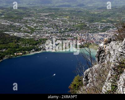 lac d'annecy et vieille ville vu du mont veyrier et mont baron randonnée pittoresque au sommet de la montagne dans les alpes françaises. Vue en angle élevé au-dessus de la roche Banque D'Images