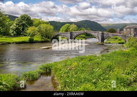 Un élégant 17ème siècle pont de pierre sur la rivière Conwy à Conwy. Le Nord du Pays de Galles Banque D'Images