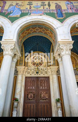 Entrée à la cathédrale métropolitaine de l'Annonciation, populairement connue sous le nom de la métropole ou Mitropoli, église cathédrale de l'archevêché d'A. Banque D'Images