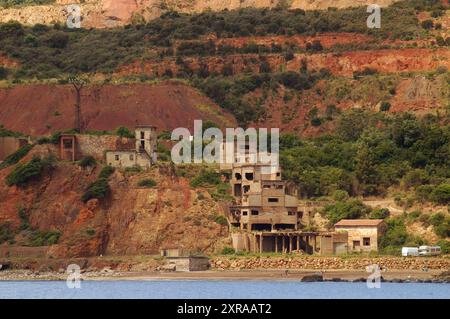 - Île d'Elbe, ancienne mine de fer abandonnée sur la côte est....- Isola d'Elbe, vecchia miniera di ferro abbandonata sulla costa orientale Banque D'Images