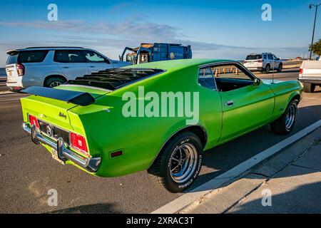 Gulfport, MS - 02 octobre 2023 : vue d'angle arrière haute perspective d'une Ford Mustang Mach 1 coupé 1970 lors d'un salon automobile local. Banque D'Images