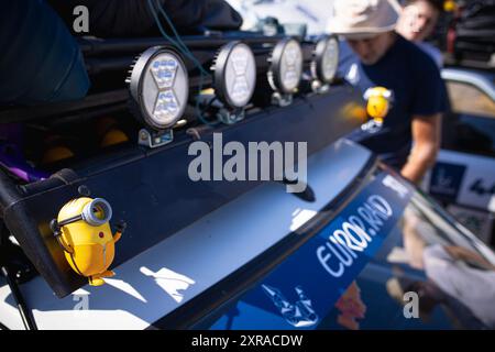 Europ'RAID, une tournée aventureuse et humanitaire dans laquelle des volontaires français visitent les pays européens et aident les plus nécessiteux, est arrivée à Mostar, en Bosnie-Herzégovine, le 9 août 2024. 25 voitures Peugeot 205 classiques ont visité le Los Rosales Center où ils ont remis le matériel scolaire, sportif et médical. Europ'RAID est un circuit aventure organisé pour la première fois en 2014 en France. Son objectif est de promouvoir un caractère humanitaire et culturel tandis que les participants voyagent dans des voitures de 40 ans à travers l’Europe. Sur leur chemin, les équipes découvrent les paysages, les villes, la culture et l’ep européens Banque D'Images