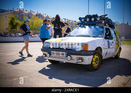 Europ'RAID, une tournée aventureuse et humanitaire dans laquelle des volontaires français visitent les pays européens et aident les plus nécessiteux, est arrivée à Mostar, en Bosnie-Herzégovine, le 9 août 2024. 25 voitures Peugeot 205 classiques ont visité le Los Rosales Center où ils ont remis le matériel scolaire, sportif et médical. Europ'RAID est un circuit aventure organisé pour la première fois en 2014 en France. Son objectif est de promouvoir un caractère humanitaire et culturel tandis que les participants voyagent dans des voitures de 40 ans à travers l’Europe. Sur leur chemin, les équipes découvrent les paysages, les villes, la culture et l’ep européens Banque D'Images
