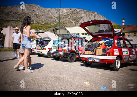 Europ'RAID, une tournée aventureuse et humanitaire dans laquelle des volontaires français visitent les pays européens et aident les plus nécessiteux, est arrivée à Mostar, en Bosnie-Herzégovine, le 9 août 2024. 25 voitures Peugeot 205 classiques ont visité le Los Rosales Center où ils ont remis le matériel scolaire, sportif et médical. Europ'RAID est un circuit aventure organisé pour la première fois en 2014 en France. Son objectif est de promouvoir un caractère humanitaire et culturel tandis que les participants voyagent dans des voitures de 40 ans à travers l’Europe. Sur leur chemin, les équipes découvrent les paysages, les villes, la culture et l’ep européens Banque D'Images