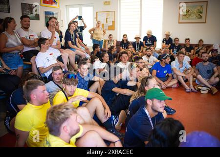 Europ'RAID, une tournée aventureuse et humanitaire dans laquelle des volontaires français visitent les pays européens et aident les plus nécessiteux, est arrivée à Mostar, en Bosnie-Herzégovine, le 9 août 2024. 25 voitures Peugeot 205 classiques ont visité le Los Rosales Center où ils ont remis le matériel scolaire, sportif et médical. Europ'RAID est un circuit aventure organisé pour la première fois en 2014 en France. Son objectif est de promouvoir un caractère humanitaire et culturel tandis que les participants voyagent dans des voitures de 40 ans à travers l’Europe. Sur leur chemin, les équipes découvrent les paysages, les villes, la culture et l’ep européens Banque D'Images
