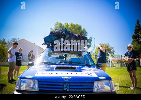 Europ'RAID, une tournée aventureuse et humanitaire dans laquelle des volontaires français visitent les pays européens et aident les plus nécessiteux, est arrivée à Mostar, en Bosnie-Herzégovine, le 9 août 2024. 25 voitures Peugeot 205 classiques ont visité le Los Rosales Center où ils ont remis le matériel scolaire, sportif et médical. Europ'RAID est un circuit aventure organisé pour la première fois en 2014 en France. Son objectif est de promouvoir un caractère humanitaire et culturel tandis que les participants voyagent dans des voitures de 40 ans à travers l’Europe. Sur leur chemin, les équipes découvrent les paysages, les villes, la culture et l’ep européens Banque D'Images