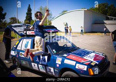 Europ'RAID, une tournée aventureuse et humanitaire dans laquelle des volontaires français visitent les pays européens et aident les plus nécessiteux, est arrivée à Mostar, en Bosnie-Herzégovine, le 9 août 2024. 25 voitures Peugeot 205 classiques ont visité le Los Rosales Center où ils ont remis le matériel scolaire, sportif et médical. Europ'RAID est un circuit aventure organisé pour la première fois en 2014 en France. Son objectif est de promouvoir un caractère humanitaire et culturel tandis que les participants voyagent dans des voitures de 40 ans à travers l’Europe. Sur leur chemin, les équipes découvrent les paysages, les villes, la culture et l’ep européens Banque D'Images