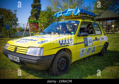 Europ'RAID, une tournée aventureuse et humanitaire dans laquelle des volontaires français visitent les pays européens et aident les plus nécessiteux, est arrivée à Mostar, en Bosnie-Herzégovine, le 9 août 2024. 25 voitures Peugeot 205 classiques ont visité le Los Rosales Center où ils ont remis le matériel scolaire, sportif et médical. Europ'RAID est un circuit aventure organisé pour la première fois en 2014 en France. Son objectif est de promouvoir un caractère humanitaire et culturel tandis que les participants voyagent dans des voitures de 40 ans à travers l’Europe. Sur leur chemin, les équipes découvrent les paysages, les villes, la culture et l’ep européens Banque D'Images