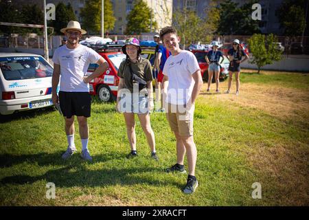 Europ'RAID, une tournée aventureuse et humanitaire dans laquelle des volontaires français visitent les pays européens et aident les plus nécessiteux, est arrivée à Mostar, en Bosnie-Herzégovine, le 9 août 2024. 25 voitures Peugeot 205 classiques ont visité le Los Rosales Center où ils ont remis le matériel scolaire, sportif et médical. Europ'RAID est un circuit aventure organisé pour la première fois en 2014 en France. Son objectif est de promouvoir un caractère humanitaire et culturel tandis que les participants voyagent dans des voitures de 40 ans à travers l’Europe. Sur leur chemin, les équipes découvrent les paysages, les villes, la culture et l’ep européens Banque D'Images