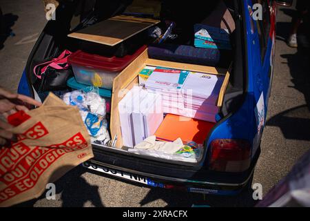 Europ'RAID, une tournée aventureuse et humanitaire dans laquelle des volontaires français visitent les pays européens et aident les plus nécessiteux, est arrivée à Mostar, en Bosnie-Herzégovine, le 9 août 2024. 25 voitures Peugeot 205 classiques ont visité le Los Rosales Center où ils ont remis le matériel scolaire, sportif et médical. Europ'RAID est un circuit aventure organisé pour la première fois en 2014 en France. Son objectif est de promouvoir un caractère humanitaire et culturel tandis que les participants voyagent dans des voitures de 40 ans à travers l’Europe. Sur leur chemin, les équipes découvrent les paysages, les villes, la culture et l’ep européens Banque D'Images