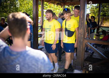 Europ'RAID, une tournée aventureuse et humanitaire dans laquelle des volontaires français visitent les pays européens et aident les plus nécessiteux, est arrivée à Mostar, en Bosnie-Herzégovine, le 9 août 2024. 25 voitures Peugeot 205 classiques ont visité le Los Rosales Center où ils ont remis le matériel scolaire, sportif et médical. Europ'RAID est un circuit aventure organisé pour la première fois en 2014 en France. Son objectif est de promouvoir un caractère humanitaire et culturel tandis que les participants voyagent dans des voitures de 40 ans à travers l’Europe. Sur leur chemin, les équipes découvrent les paysages, les villes, la culture et l’ep européens Banque D'Images