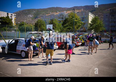 Europ'RAID, une tournée aventureuse et humanitaire dans laquelle des volontaires français visitent les pays européens et aident les plus nécessiteux, est arrivée à Mostar, en Bosnie-Herzégovine, le 9 août 2024. 25 voitures Peugeot 205 classiques ont visité le Los Rosales Center où ils ont remis le matériel scolaire, sportif et médical. Europ'RAID est un circuit aventure organisé pour la première fois en 2014 en France. Son objectif est de promouvoir un caractère humanitaire et culturel tandis que les participants voyagent dans des voitures de 40 ans à travers l’Europe. Sur leur chemin, les équipes découvrent les paysages, les villes, la culture et l’ep européens Banque D'Images